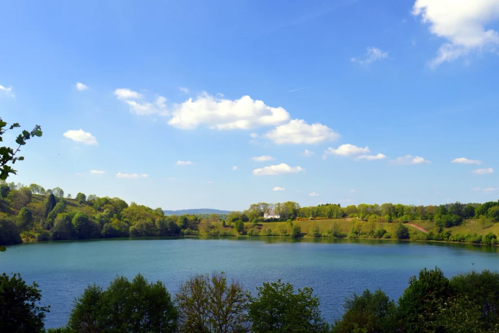 Weinfelder Maar bei Daun in der Vulkaneifel
Weinfelder Maar mit See und Kapelle St. Martin
Maarlandschaft Weinfelder Maar Rheinland-Pfalz
Blick auf das Weinfelder Maar bei Daun