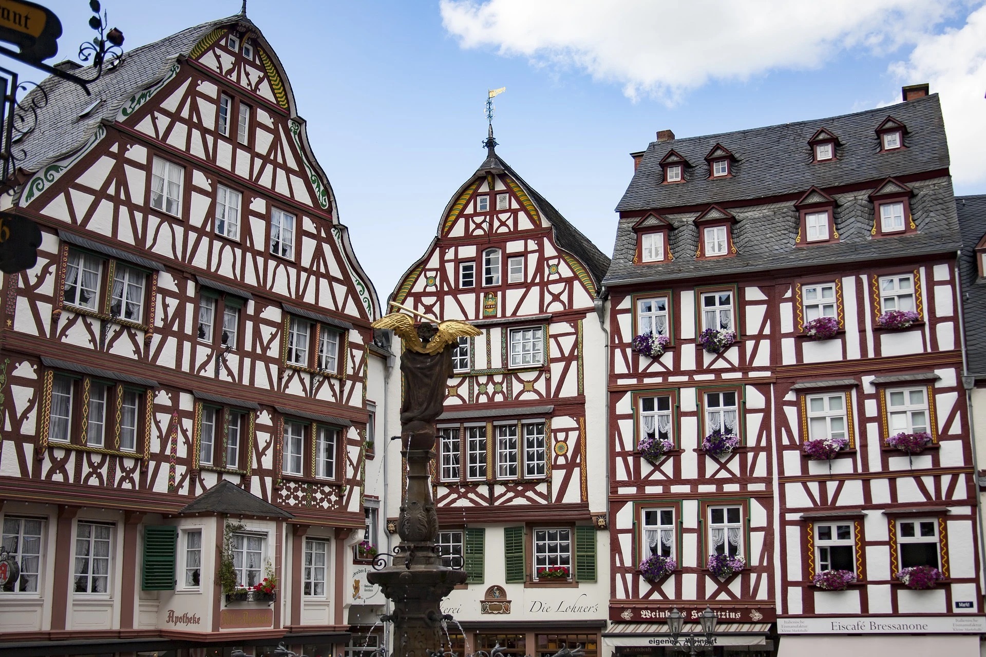 Altstadt von Bernkastel-Kues mit Fachwerkhäusern
Marktplatz Bernkastel-Kues an der Mosel
Bernkastel-Kues Altstadt und Moselufer
Historische Fachwerkstadt Bernkastel-Kues