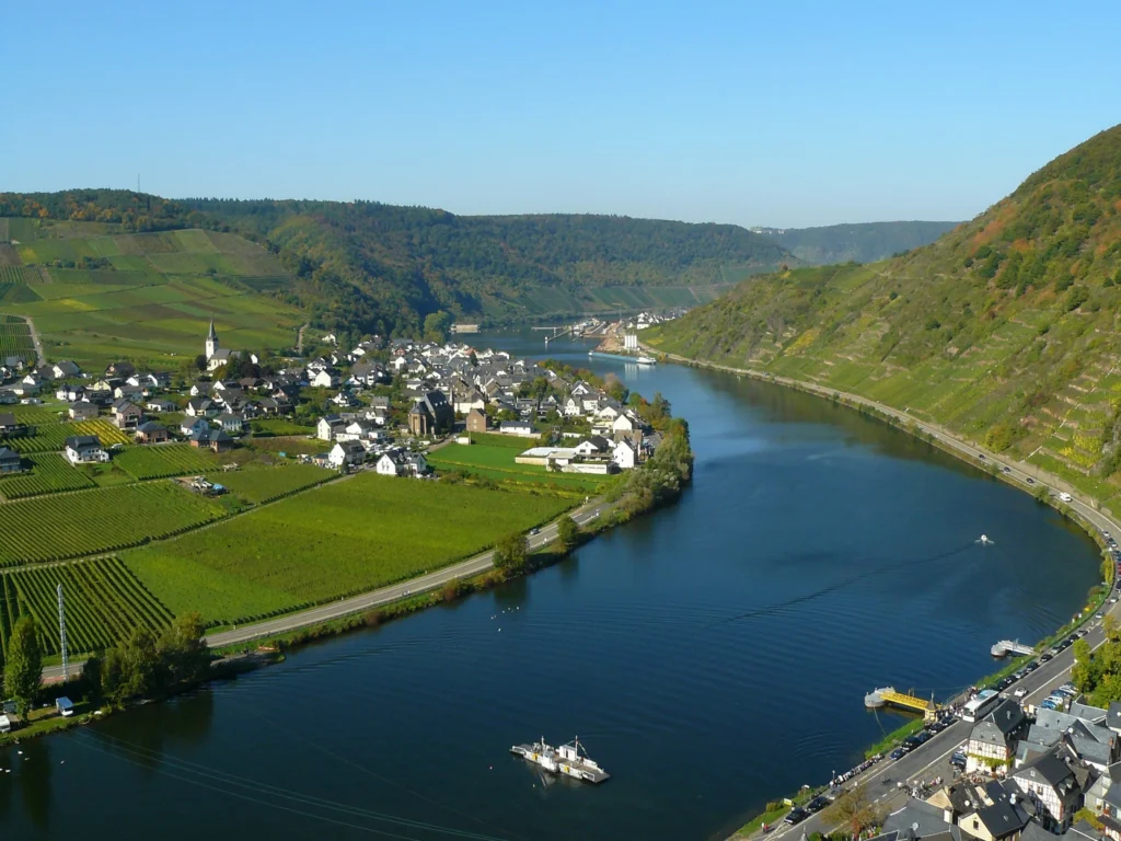 Mosellandschaft mit Flussschleife und Weinbergen
Blick auf die Mosel in Rheinland-Pfalz
Moselpanorama mit Weinbergen
Fluss Mosel mit Uferlandschaft