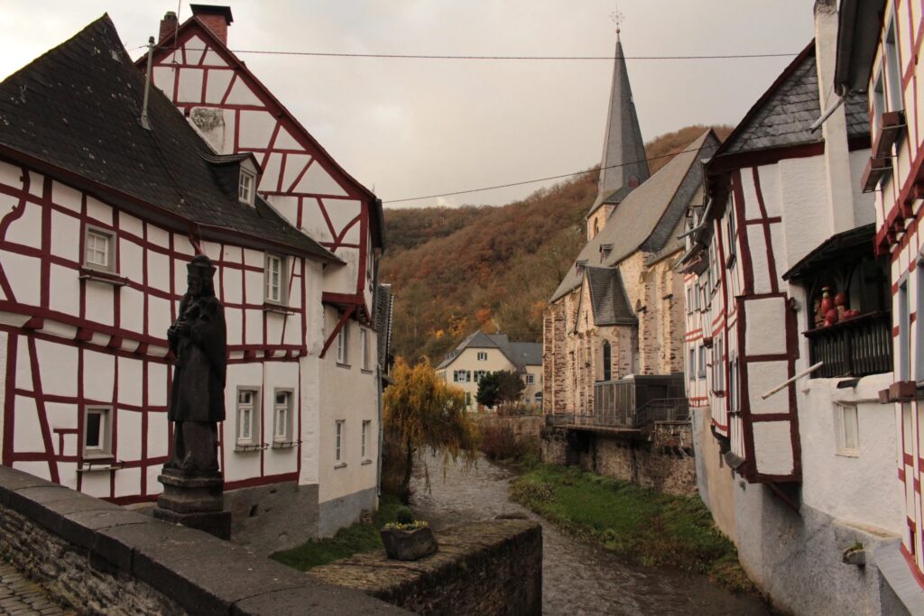 Fachwerkdorf Monreal in der Eifel
Altstadt von Monreal mit Fachwerkhäusern
Monreal Eifel mit Burg Philippsburg und Löwenburg
Historischer Ortskern Monreal Rheinland-Pfalz