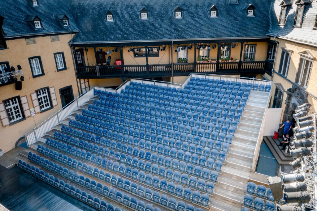 Burgfestspiele Mayen Theaterfestival in der Eifel
Freilichtbühne Burgfestspiele Mayen
Theateraufführung auf der Genovevaburg Mayen
Kulturveranstaltung Burgfestspiele Rheinland-Pfalz