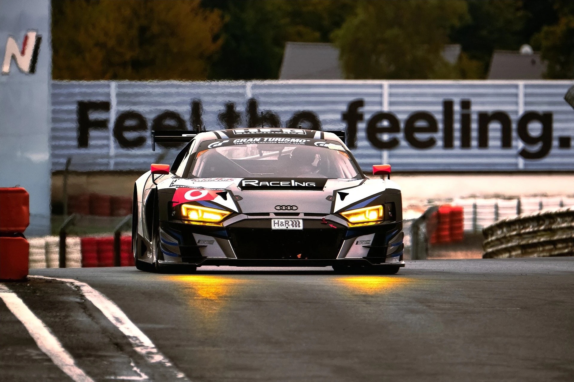 Nürburgring Rennstrecke in der Eifel
Rennwagen auf der Nordschleife des Nürburgrings
Motorsport am Nürburgring in Rheinland-Pfalz
Streckenabschnitt Nürburgring mit Tribüne