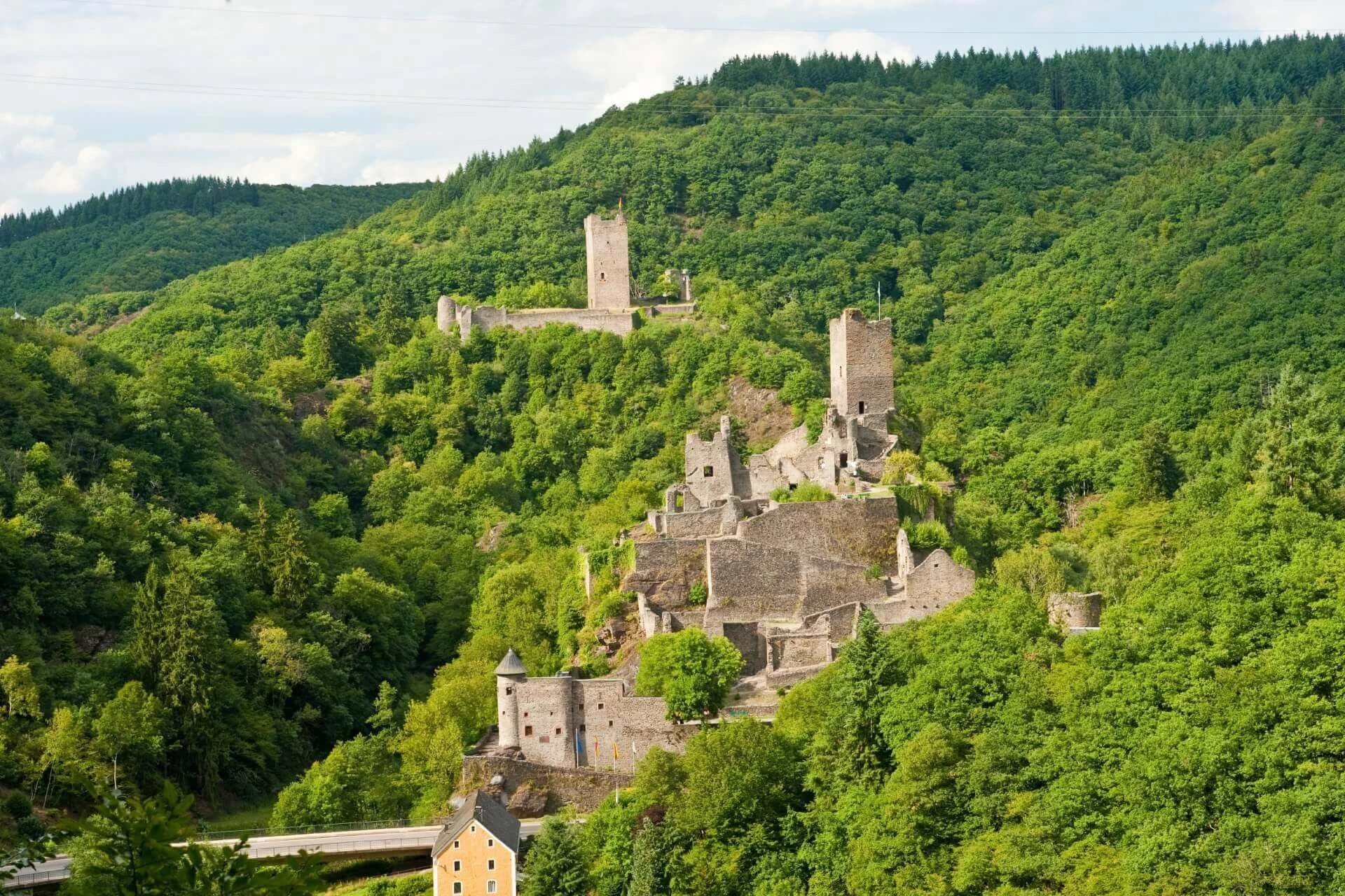 Manderscheider Burgen in der Vulkaneifel
Oberburg und Niederburg Manderscheid
Burgruinen Manderscheid im Liesertal
Historische Manderscheider Burgen Rheinland-Pfalz