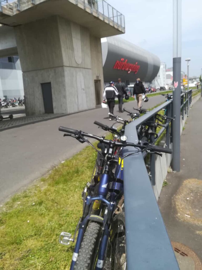 Nürburgring in der Eifel nahe Ulmen
Mountainbike-Tour von Ulmen zum Nürburgring
Radstrecke von Ulmen zum Nürburgring
Nürburgring erreichbar von Ulmen über Radwege