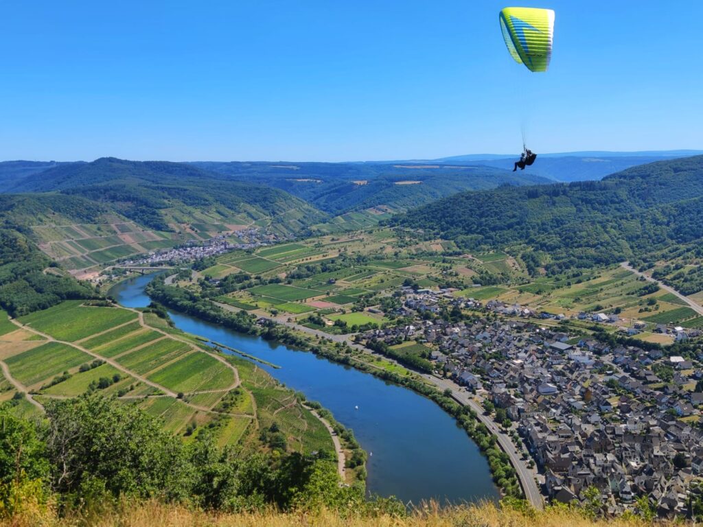 Calmont Klettersteig an der Mosel
Calmont Weinberge bei Bremm an der Mosel
Steilste Weinberge Europas am Calmont
Panoramablick vom Calmont über die Mosel