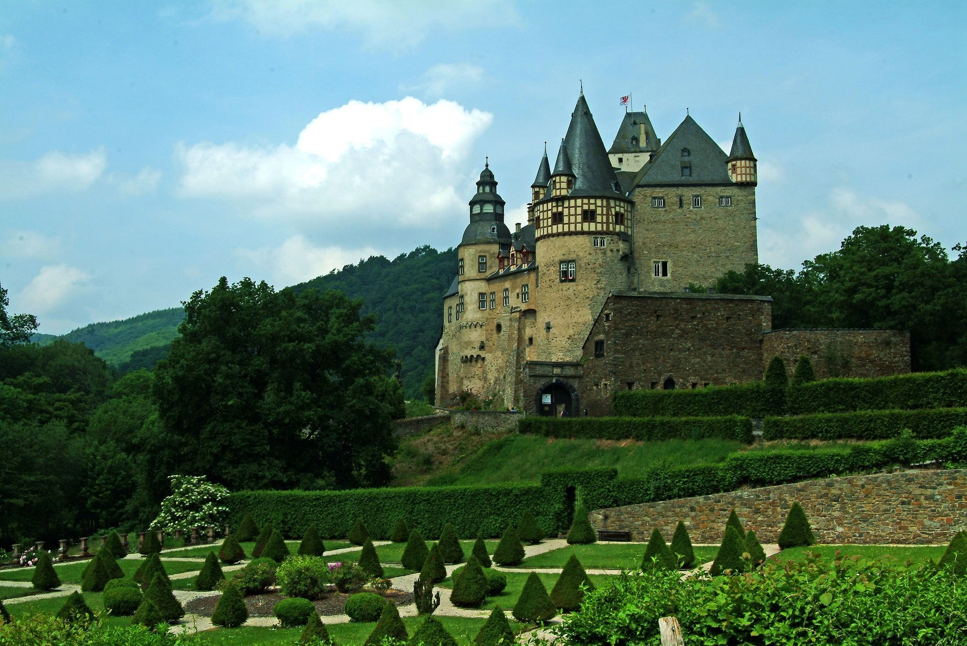 Schloss Bürresheim bei Mayen in der Eifel
Historisches Schloss Bürresheim Rheinland-Pfalz
Außenansicht Schloss Bürresheim
Schlossanlage Bürresheim in der Eifel
