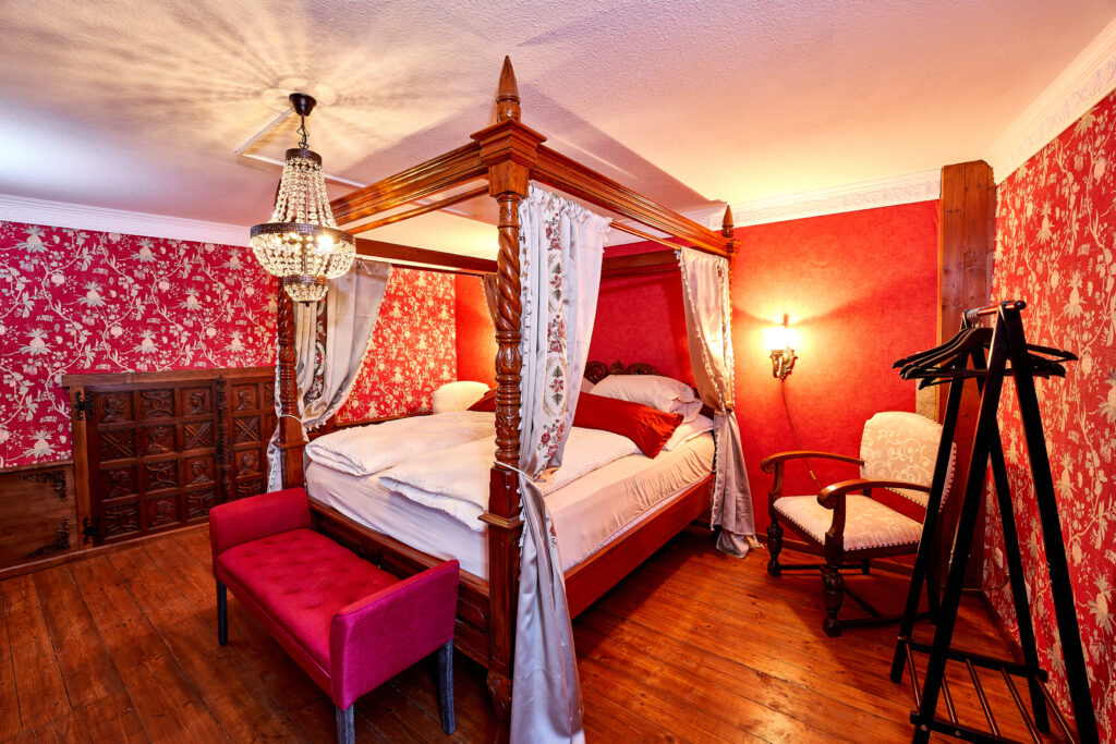 Himmelbett Rotes Zimmer Ferienwohnung Ritterstube Ulmen Vulkaneifel Eifel