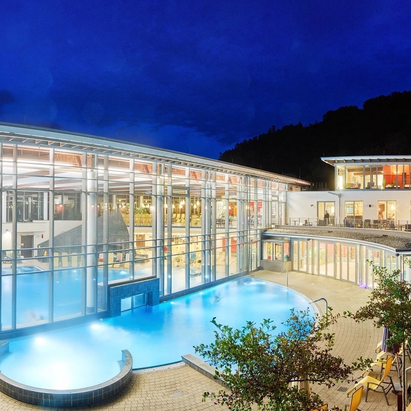 Vulkaneifel Therme Bad Bertrich Außenbereich bei Nacht
Thermalbad Bad Bertrich in der Vulkaneifel
Thermenlandschaft Bad Bertrich mit Außenpool
Wellnessbad Bad Bertrich Rheinland-Pfalz