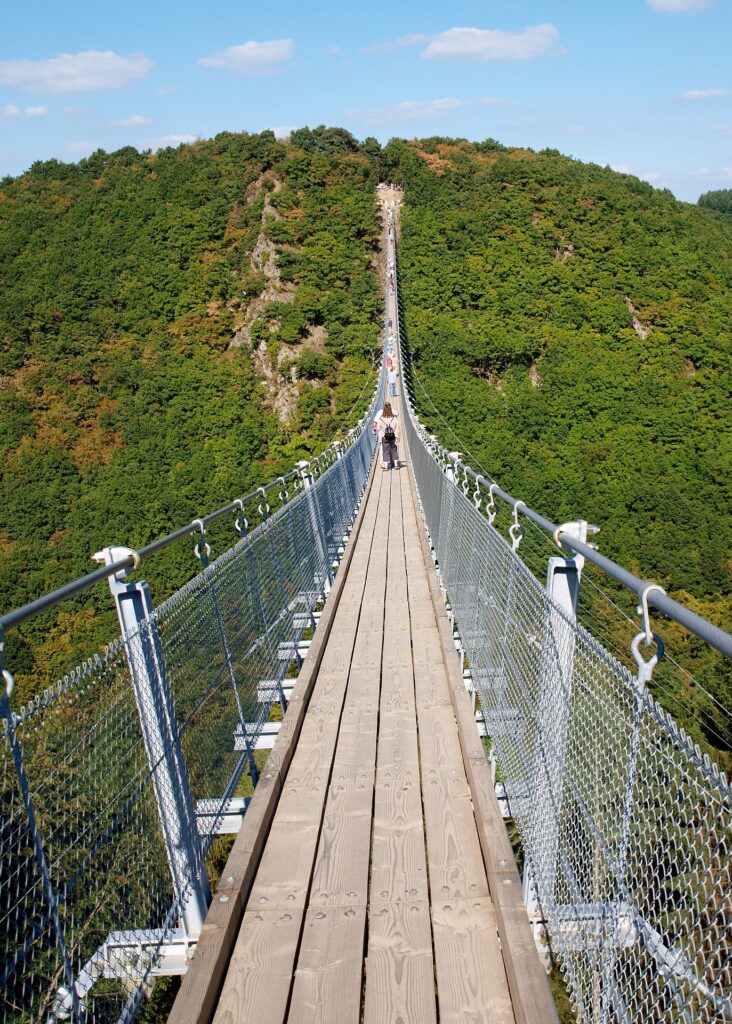 Geierlay Hängeseilbrücke im Hunsrück
Hängeseilbrücke Geierlay bei Mörsdorf
Geierlay Brücke über dem Mörsdorfer Bachtal
Wanderziel Geierlay Hunsrück Rheinland-Pfalz