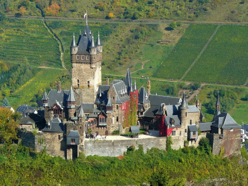 Reichsburg Cochem oberhalb der Moselstadt
Reichsburg Cochem auf dem Hügel über Cochem an der Mosel
Mittelalterliche Reichsburg Cochem mit Blick über die Mosel
Außenansicht der Reichsburg Cochem in Rheinland-Pfalz