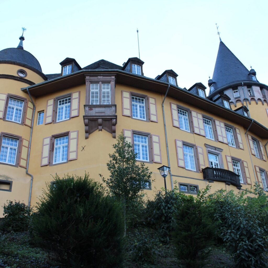 Genovevaburg Mayen in der Eifel
Burg Mayen mit Genovevasage
Historische Genovevaburg Rheinland-Pfalz
Außenansicht der Genovevaburg in Mayen