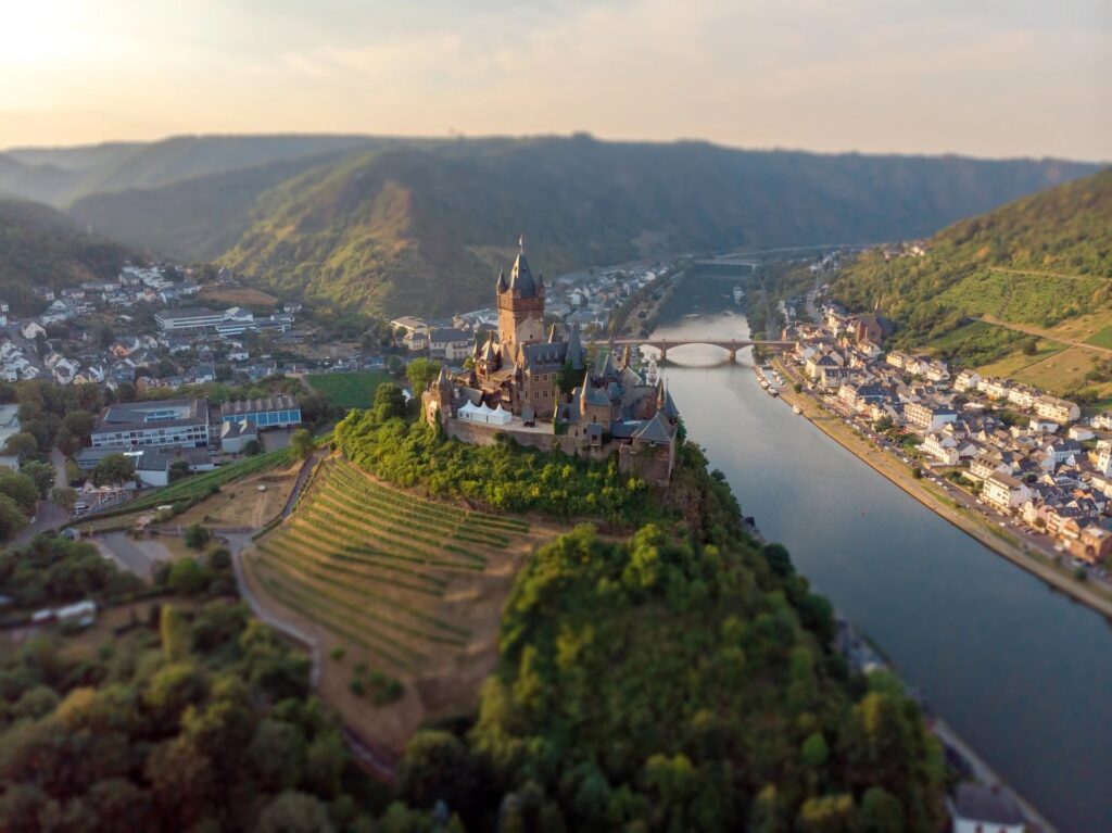 Cochem an der Mosel mit Altstadt und Flusspanorama
Blick auf Cochem an der Mosel und die umliegenden Weinberge
Moselstadt Cochem mit Fachwerkhäusern und Flusslandschaft
Panoramablick auf Cochem an der Mosel in Rheinland-Pfalz