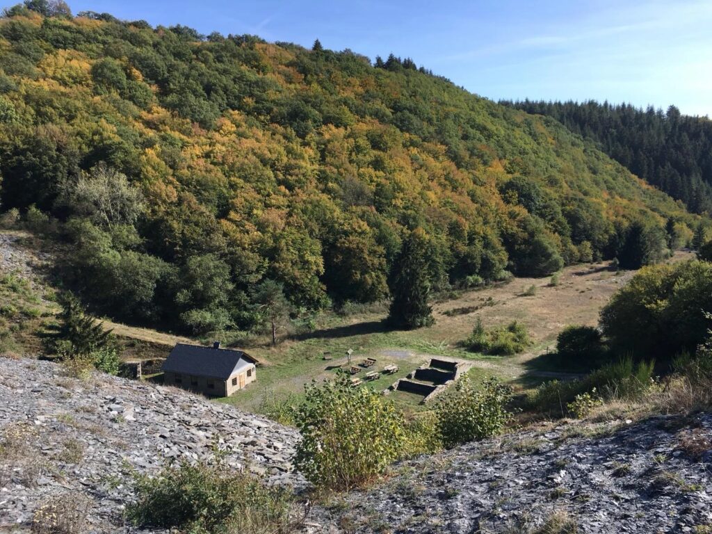 Schiefergruben Müllenbach mit Wanderwegen in der Vulkaneifel
Naturpfad durch die Schiefergruben Müllenbach
Mountainbike-Strecke bei den Schiefergruben Müllenbach
Waldlandschaft Schiefergruben Müllenbach Eifel