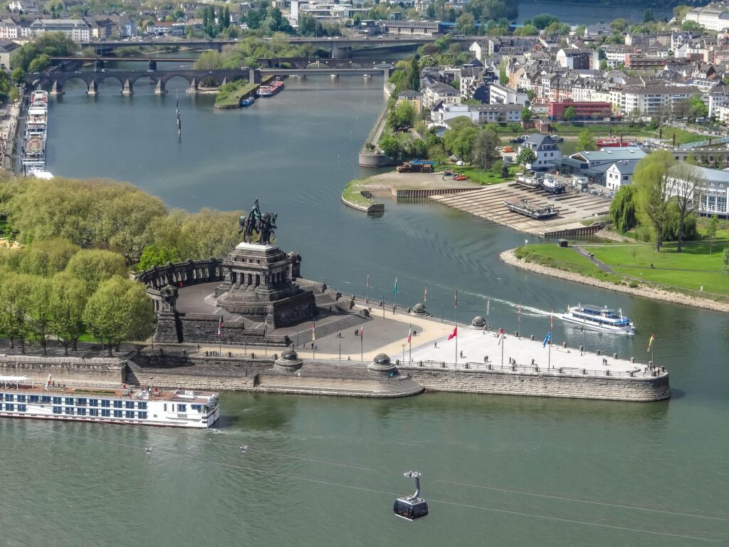 Deutsches Eck Koblenz mit Mosel und Rhein
Altstadt von Koblenz Rheinland-Pfalz
Festung Ehrenbreitstein über Koblenz
Koblenz Innenstadt am Rhein
Wenn du willst, sammeln wir danach alles in einer finalen Masterliste – dann kannst du sie einfach abarbeiten und abhaken. ✔️
Geierlay hängebrücke
Top. Kurz, klar, Google-sauber:
✅ Geierlay Hängeseilbrücke
Geierlay Hängeseilbrücke im Hunsrück
Hängeseilbrücke Geierlay bei Mörsdorf
Geierlay Brücke über dem Mörsdorfer Bachtal
Wanderziel Geierlay Hunsrück Rheinland-Pfalz
Wenn du magst, machen wir danach die versprochene Masterliste aus allen bisherigen ALT-Texten in einem Rutsch. Dann hast du eine saubere Arbeitsgrundlage. 💪