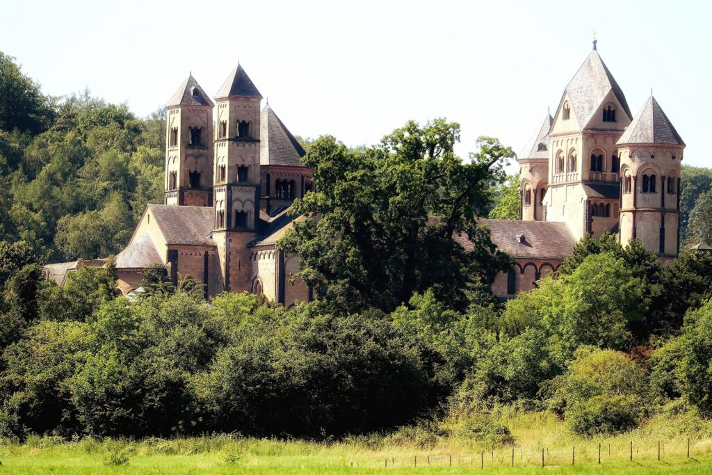 Abtei Maria Laach am Laacher See in der Eifel
Benediktinerabtei Maria Laach mit Blick auf den Laacher See